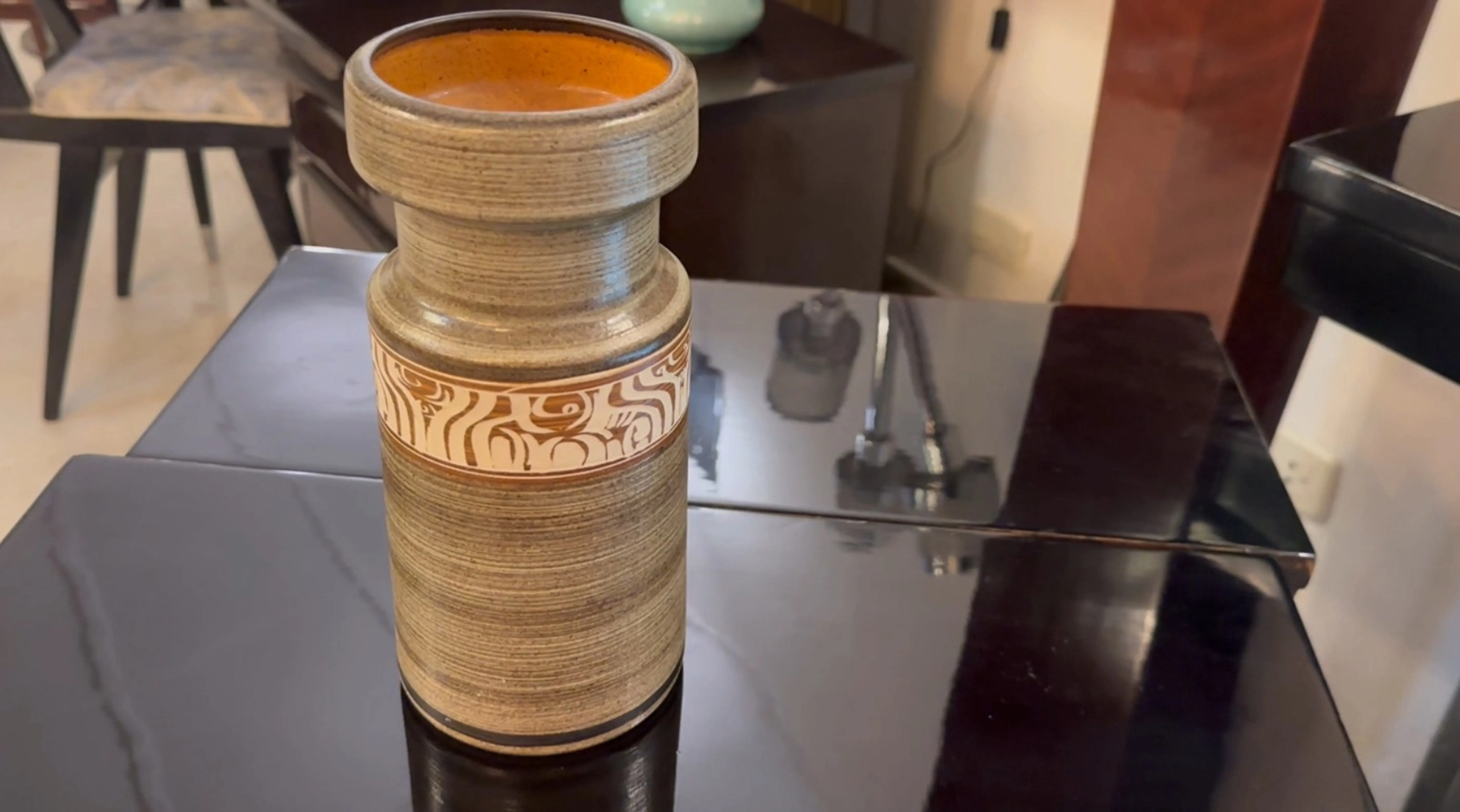 Antica ceramica decorata con motivi straordinari e colori tenui