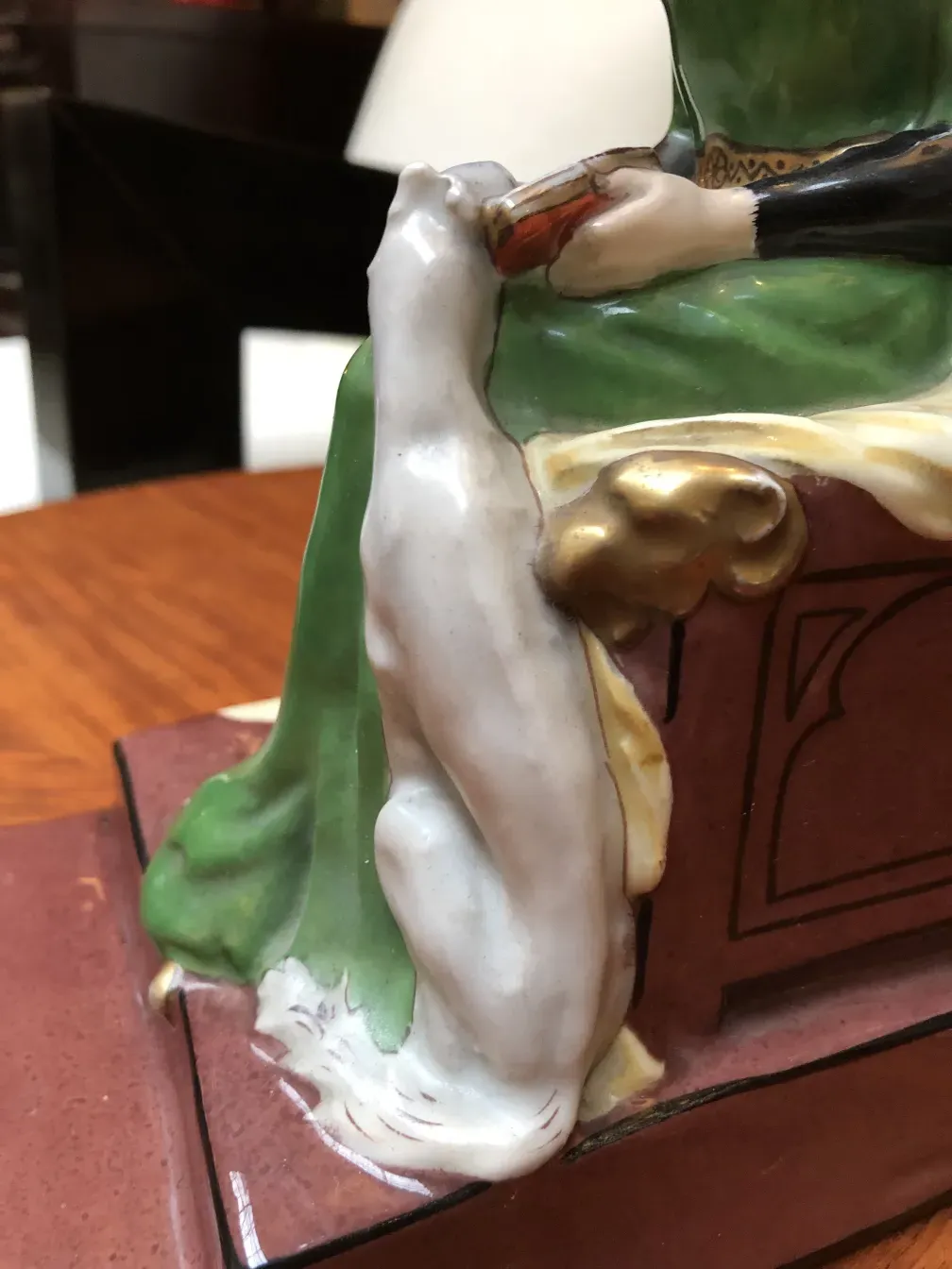 fermalibri antichi con figura di cane accanto a una donna