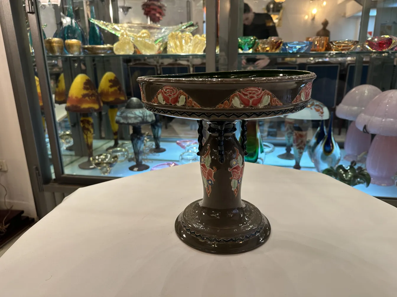 Contenedor decorativo de cerámica antigua de Eichwald, con diseño colorido y elegante.