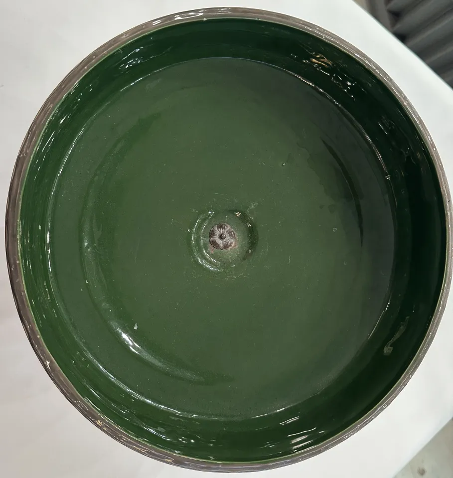 Tigela antiga de cerâmica Eichwald verde com um design único.