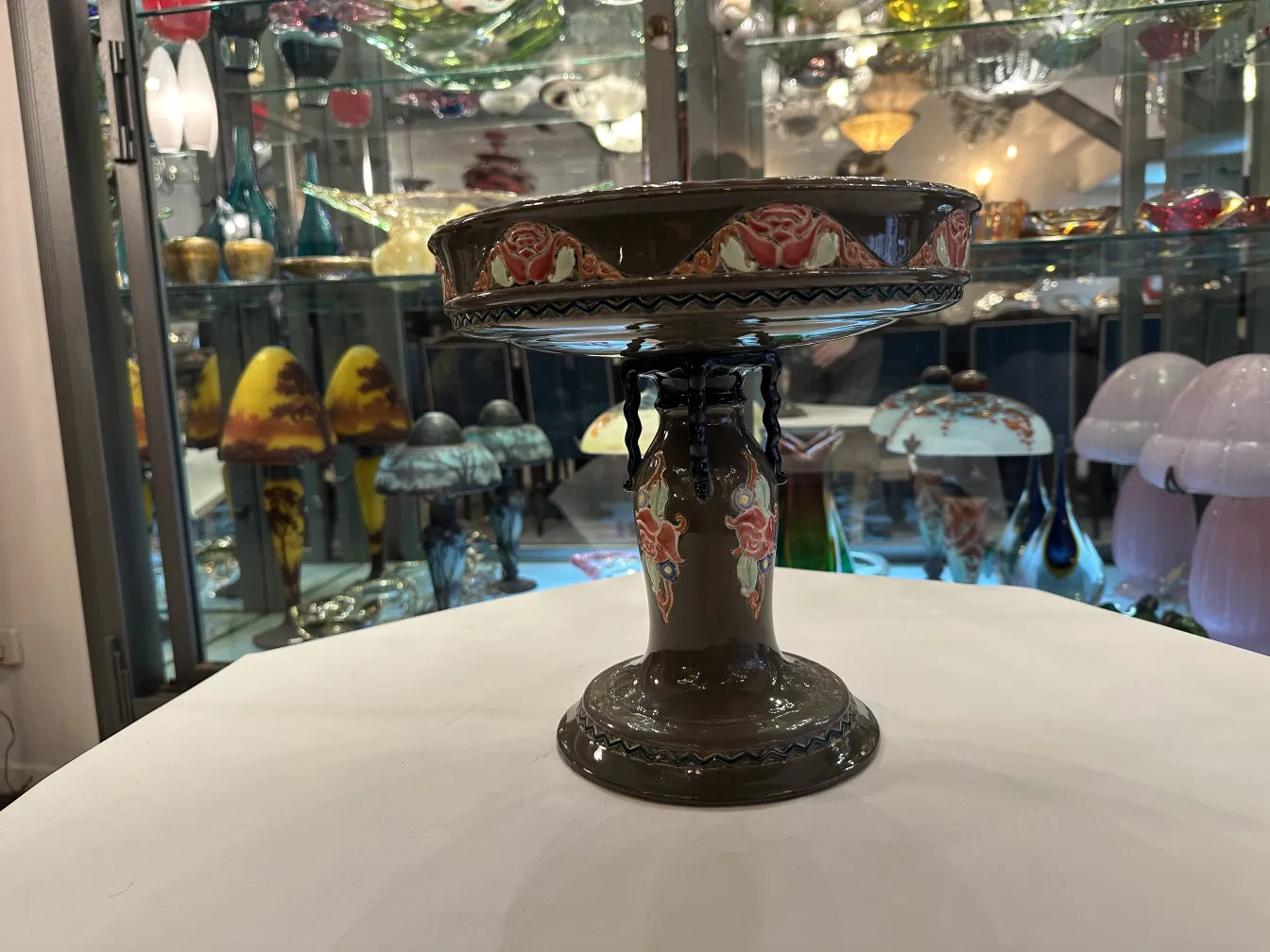 Antica ceramica Eichwald con dettagli decorativi su uno sfondo di antichità