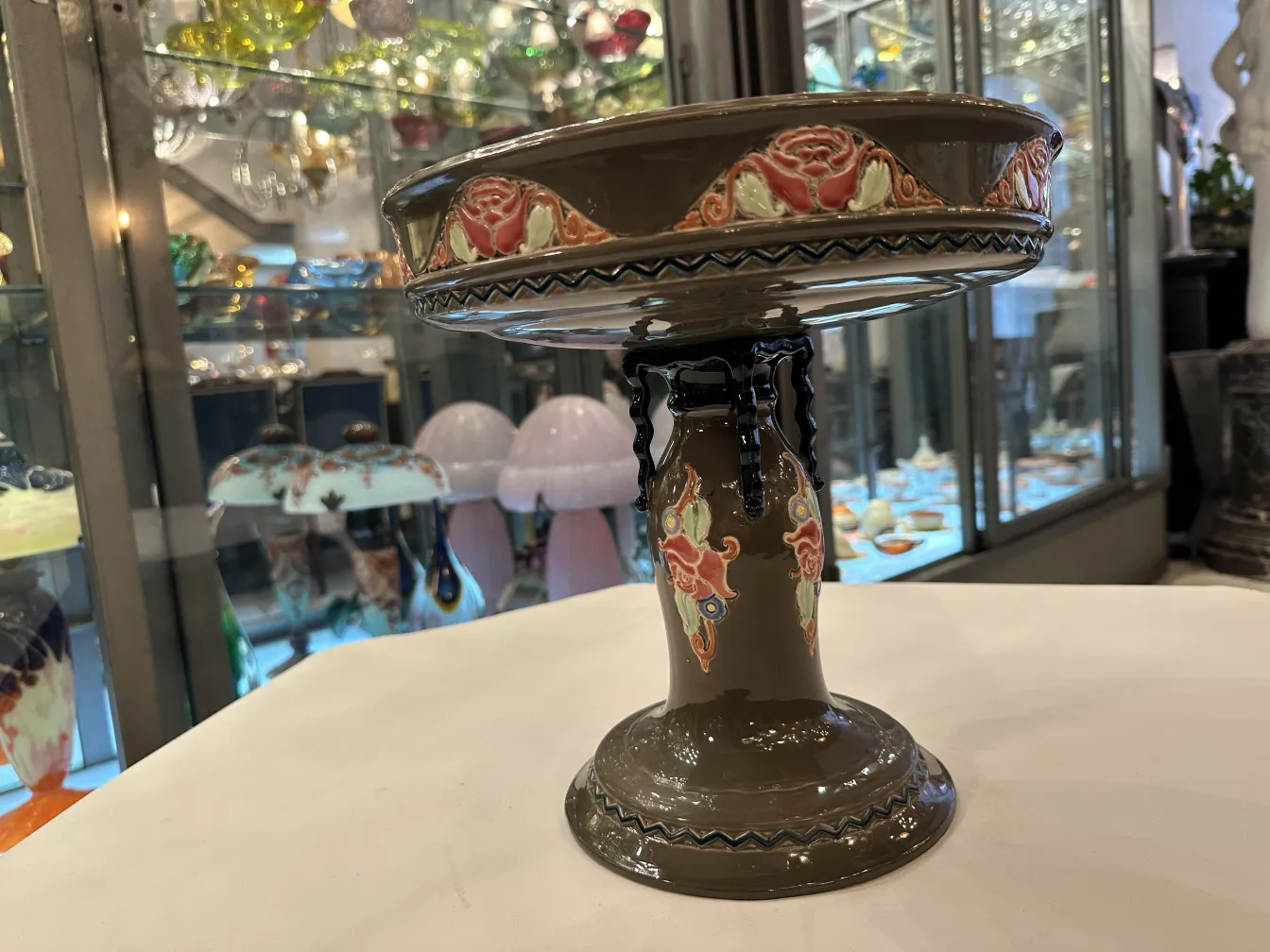Antike Eichwald-Keramik mit floralen Verzierungen, elegant und einzigartig.