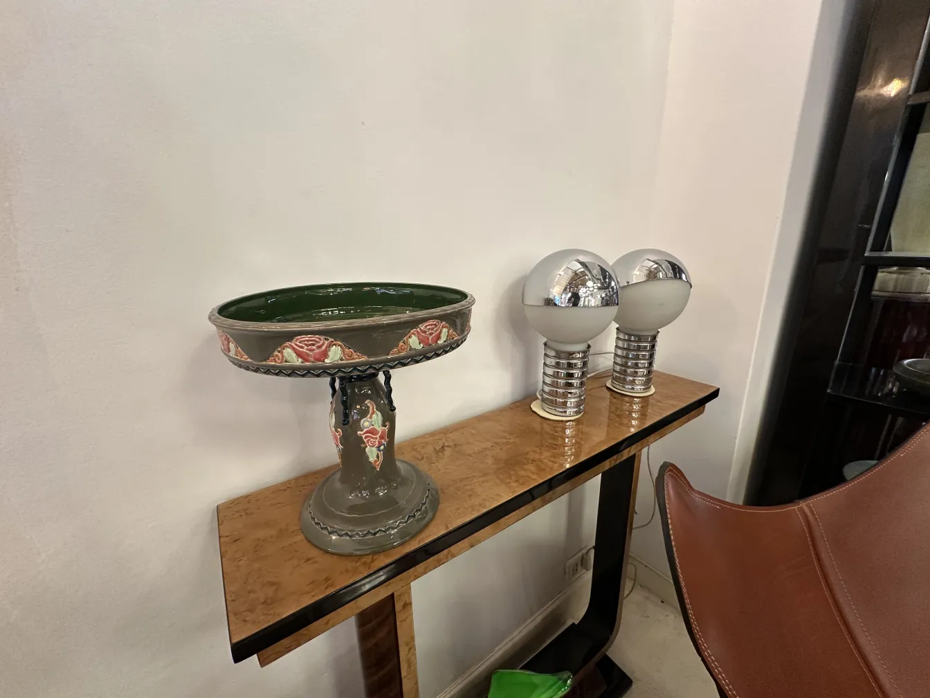 Peça de cerâmica antiga Eichwald com detalhes decorativos, base de pedestal.