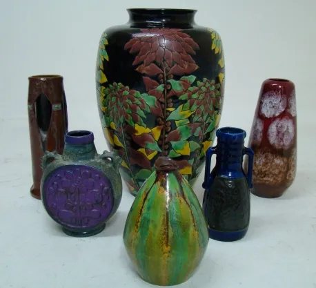 Colección de cerámica antigua de diferentes formas y colores