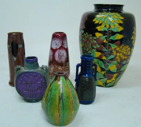 Colección de cerámica antigua con variados diseños y colores.