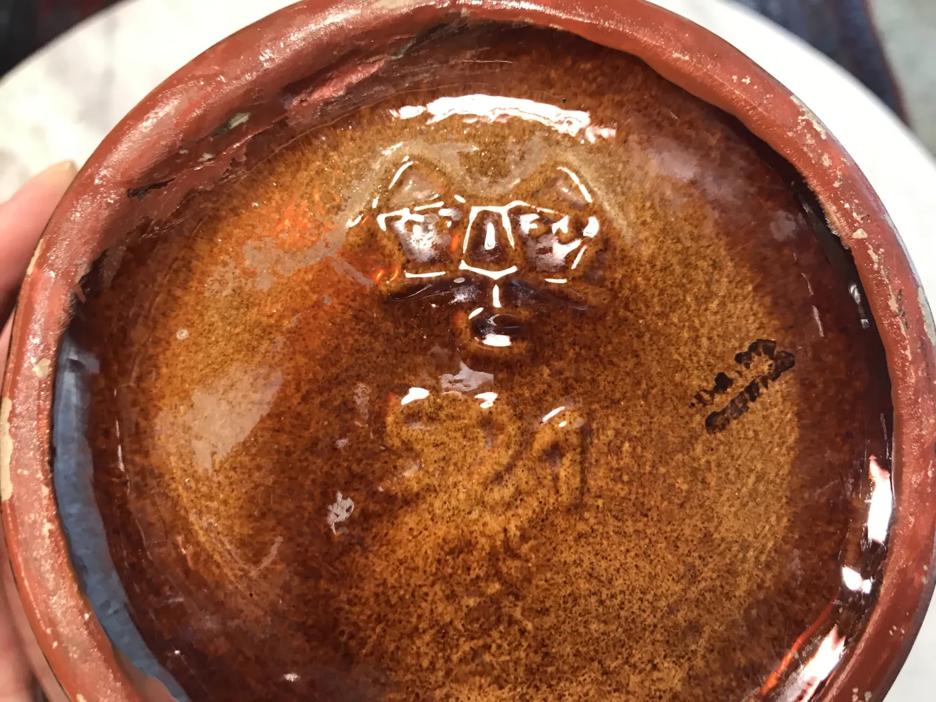 古董陶瓷碗，光滑的底部和印记