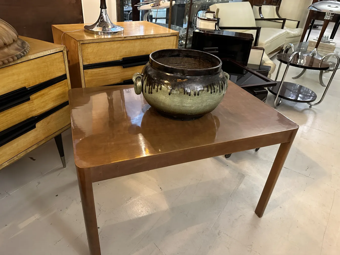 Antiga cerâmica dourada com alças e detalhes escuros