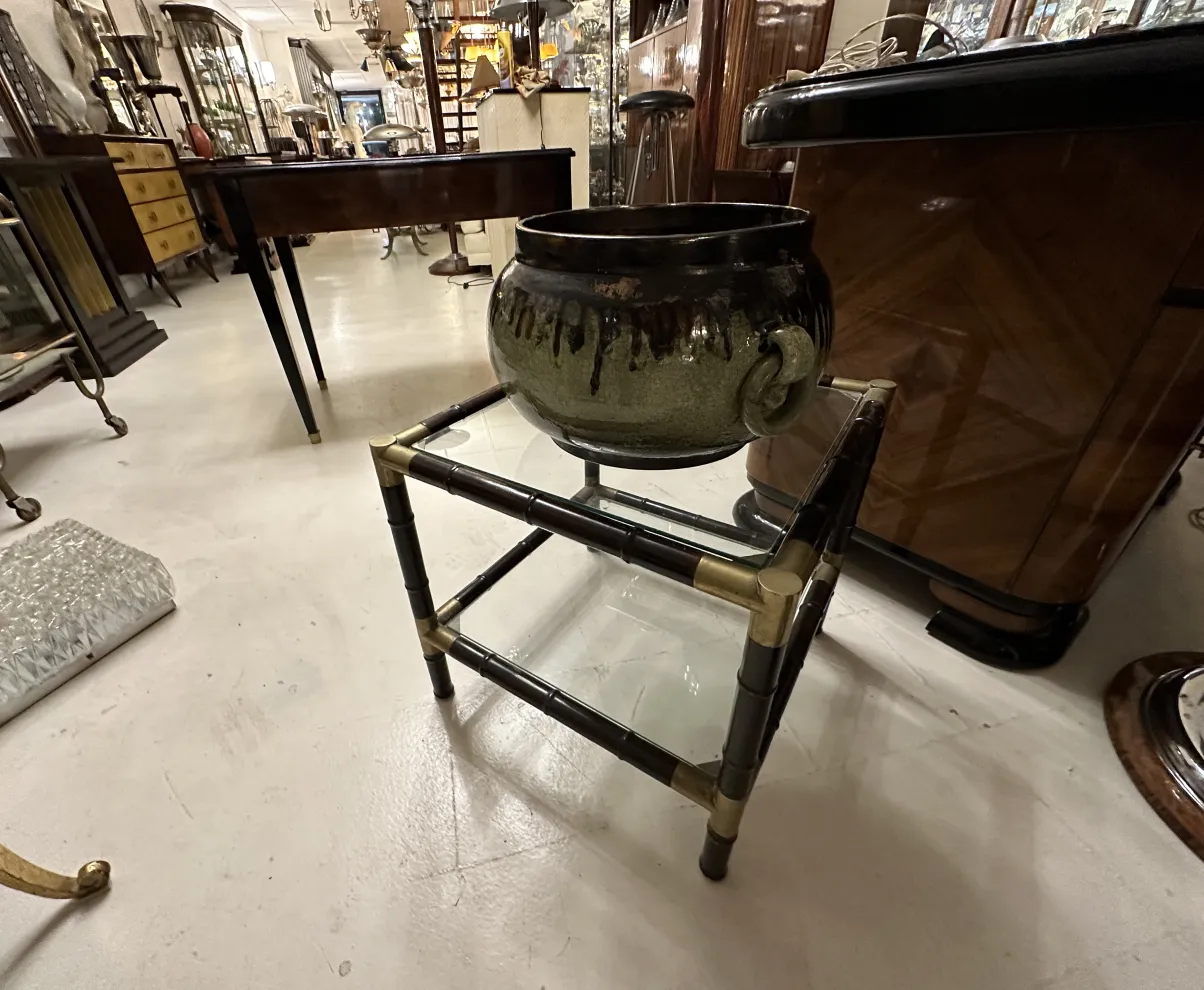 고대 금색 도예와 어두운 디테일