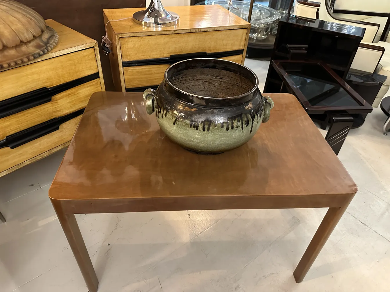 Antica ceramica dorata con manici e dettagli scuri