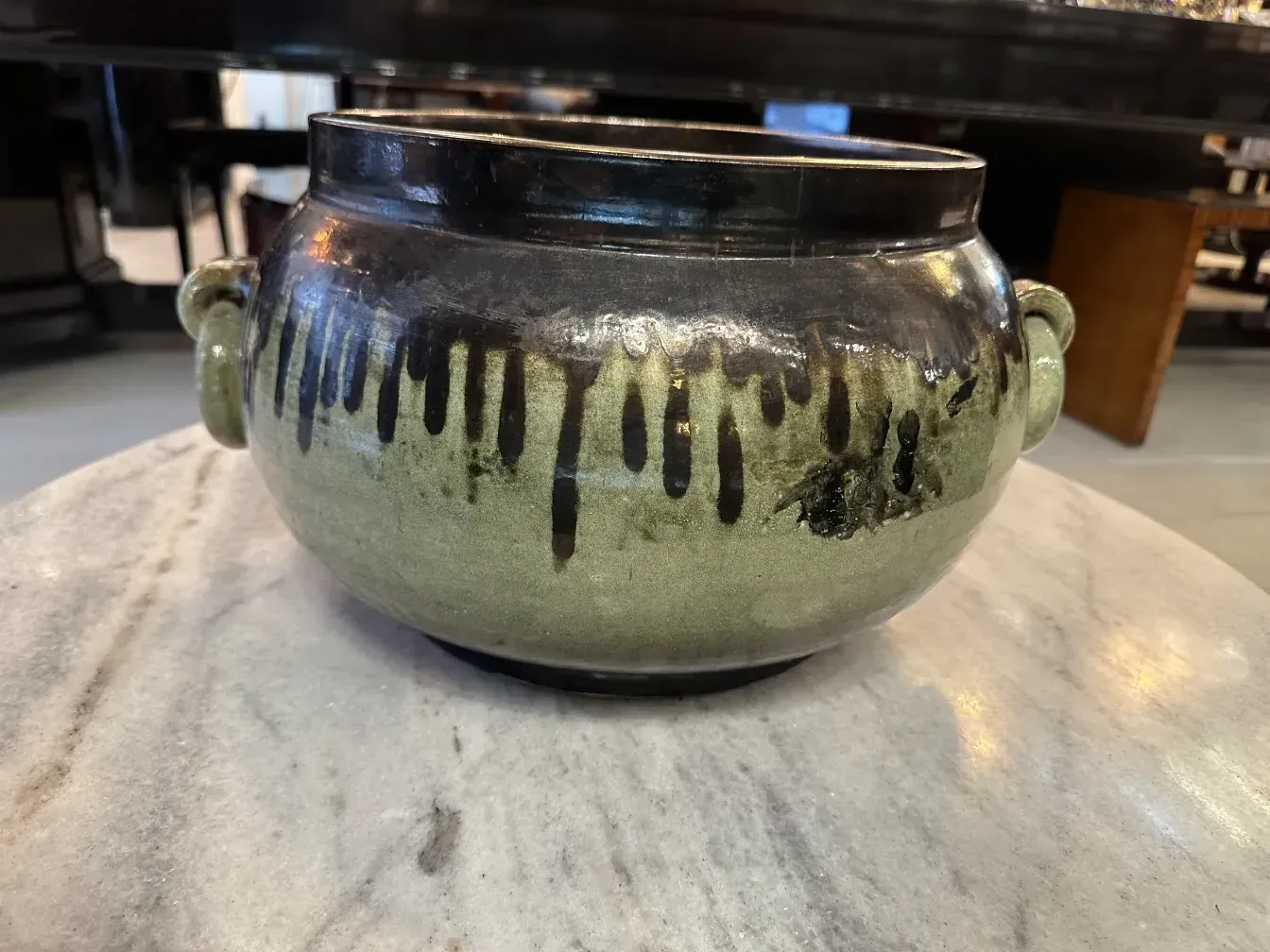 Antica ceramica dorata con manici e dettagli scuri