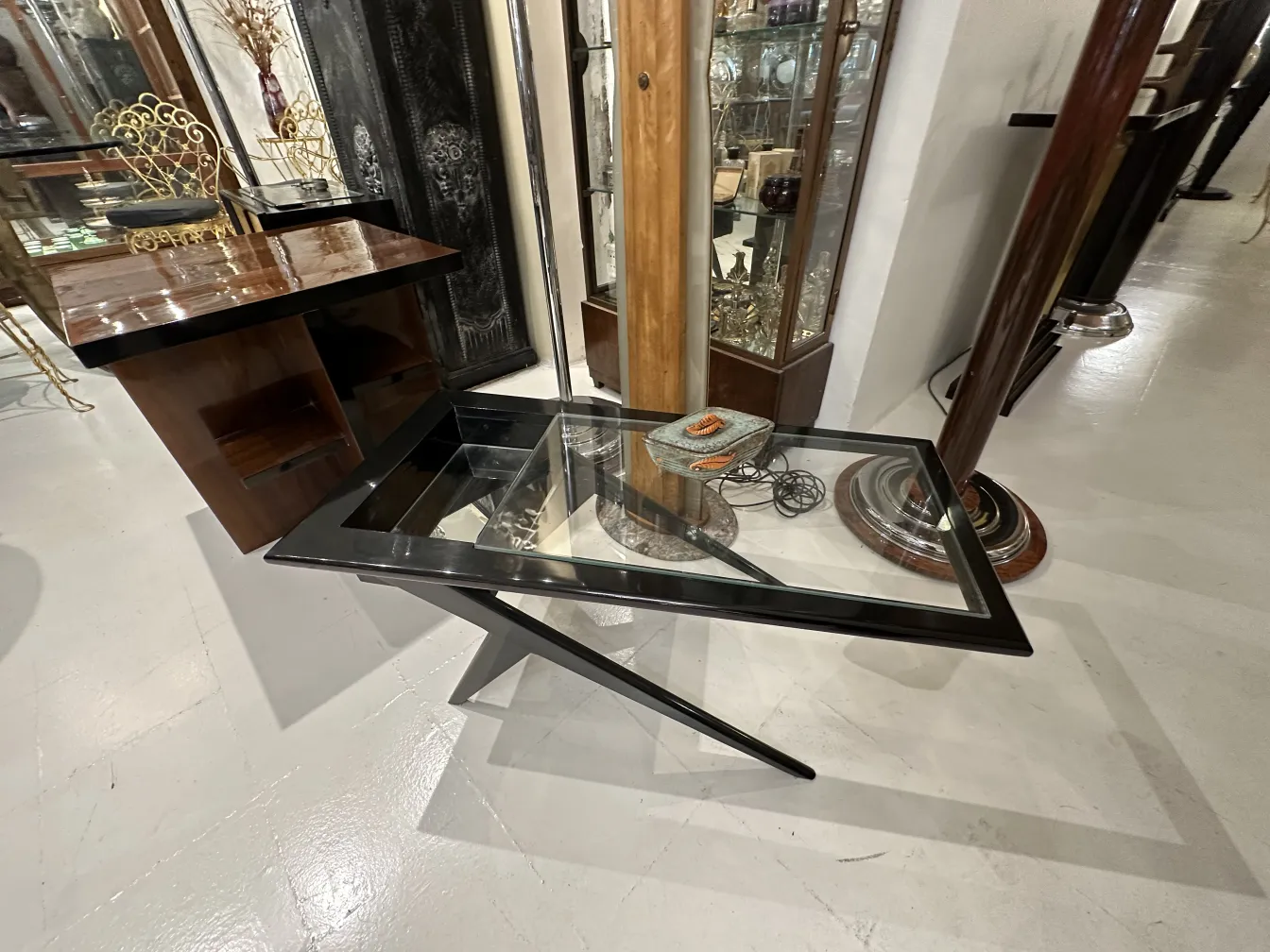 Antica ceramica decorata con foglie in tonalità di arancione e marrone