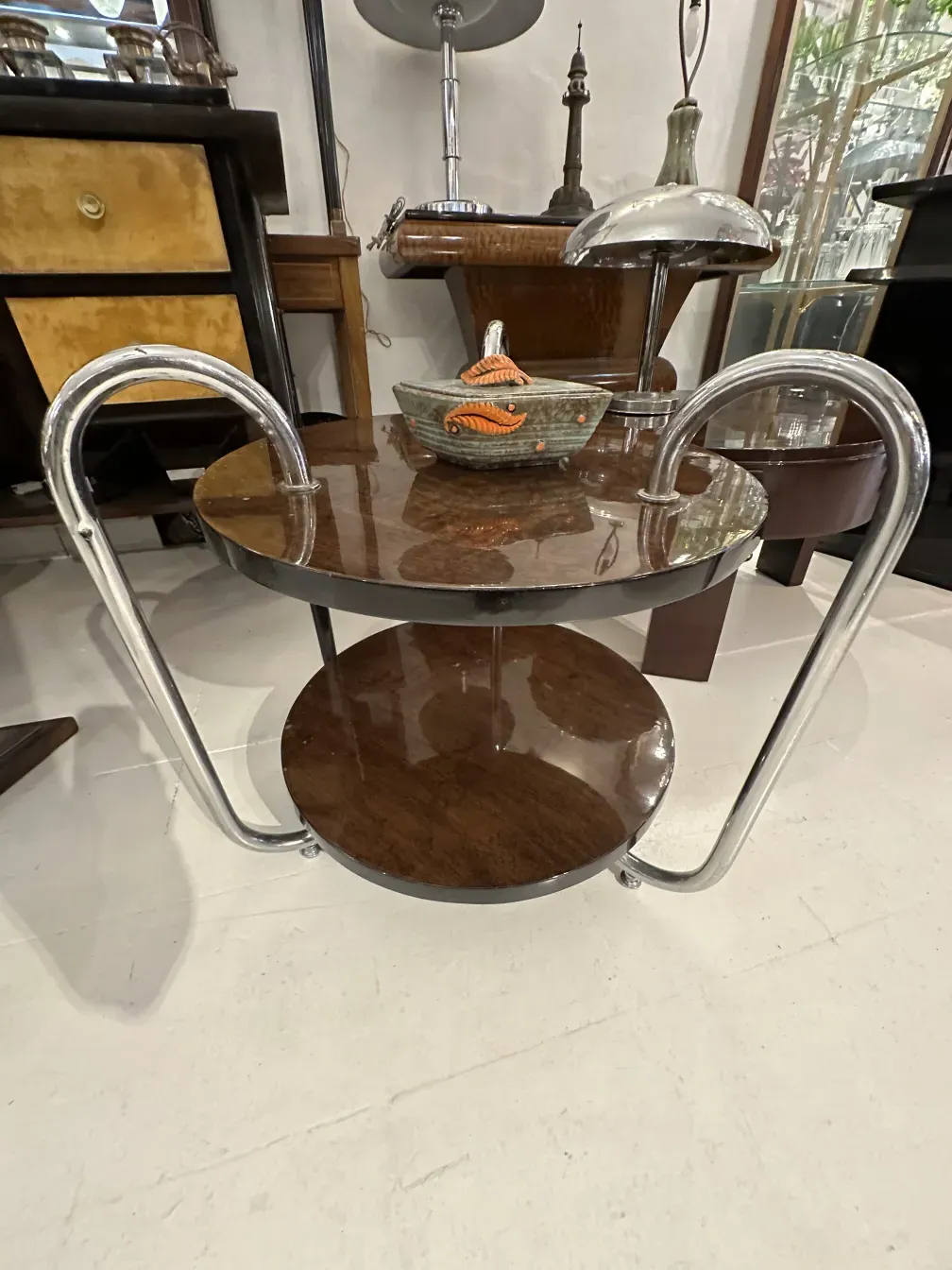 Antica ceramica decorata con foglie in tonalità di arancione e marrone