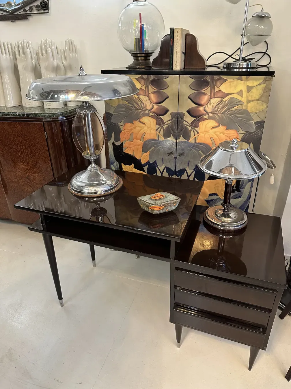 Ceramica antigua decorada con hojas en tonos naranja y marrón