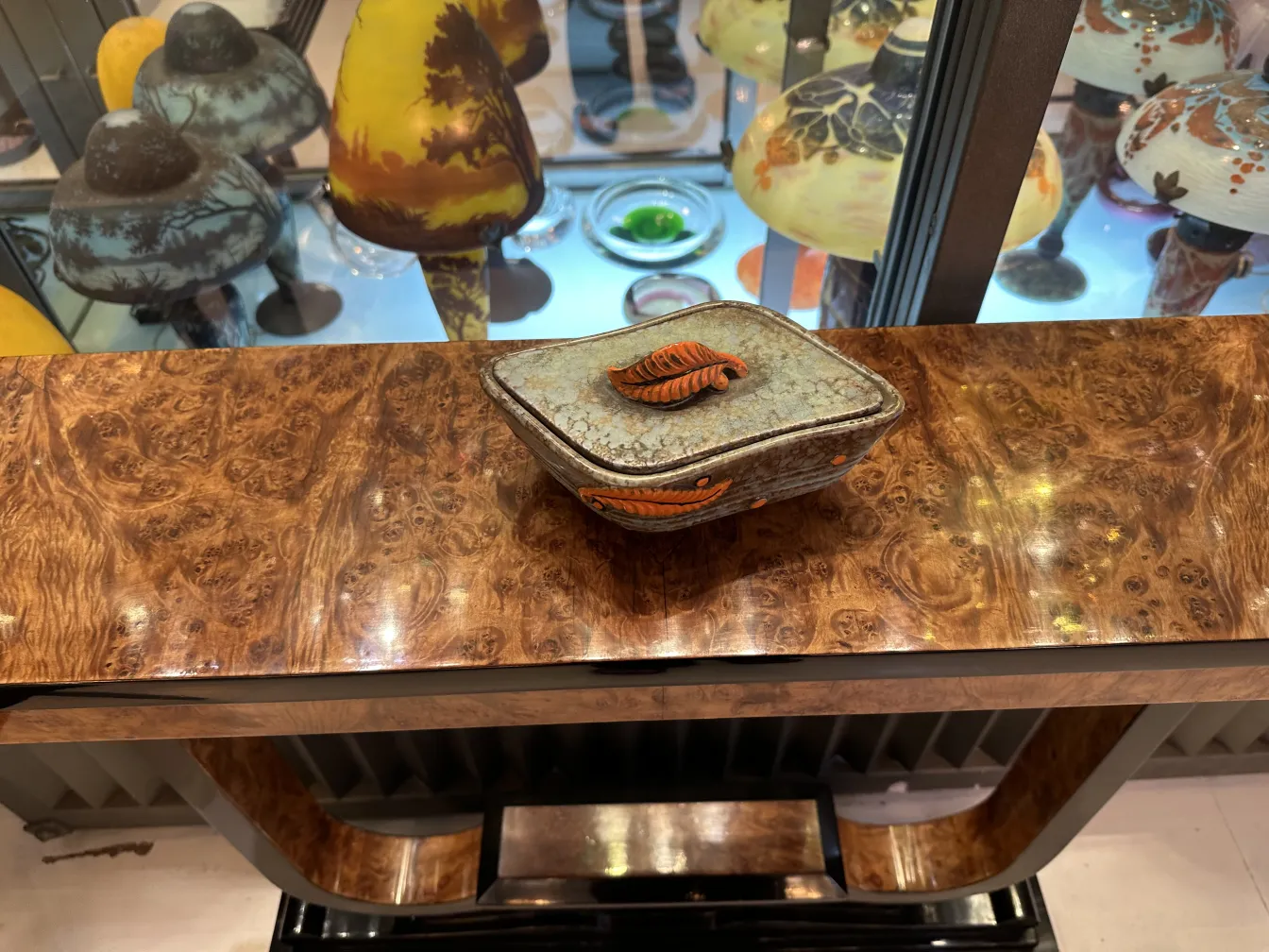 Antica ceramica decorata con foglie in tonalità di arancione e marrone
