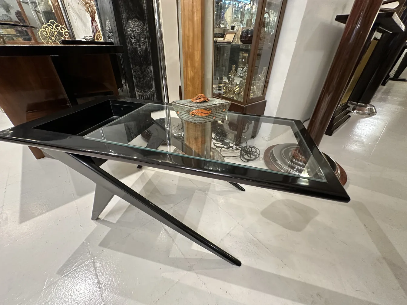 Antica ceramica decorata con foglie in tonalità di arancione e marrone
