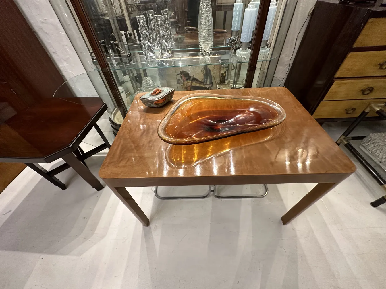 Antica ceramica decorata con foglie in tonalità di arancione e marrone