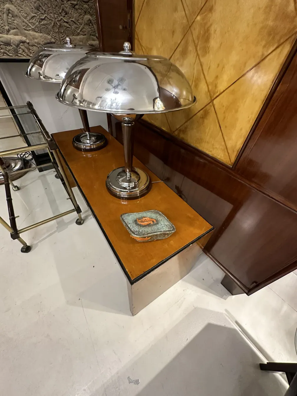 Ceramica antigua decorada con hojas en tonos naranja y marrón