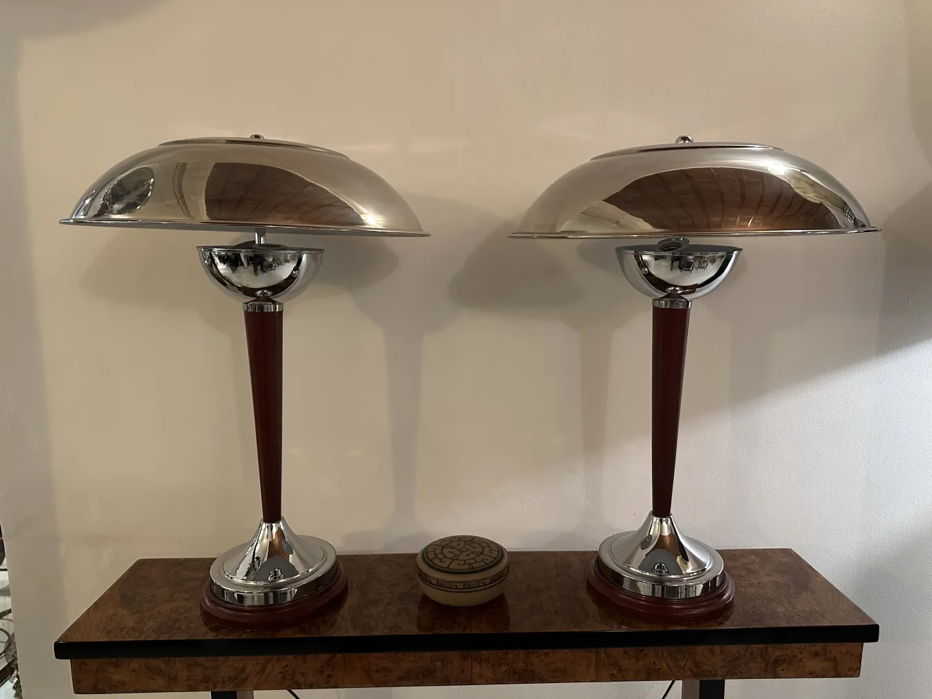 Lampes anciennes à côté d'une pièce en céramique de L. Hjorth Bornholm
