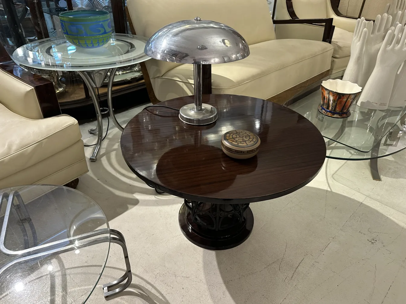 Mesa de cerámica antigua en un ambiente acogedor con muebles modernos.