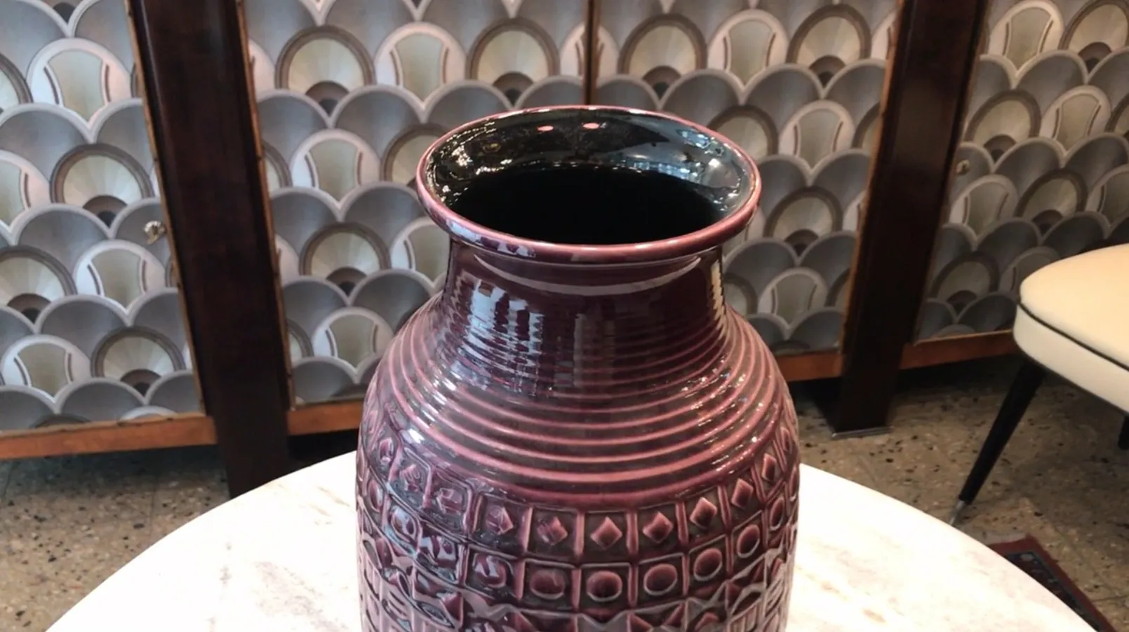 vase ancien en céramique avec motif décoratif