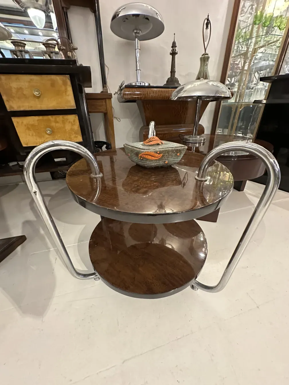 Ceramica antigua decorada con hojas en tonos naranja y marrón