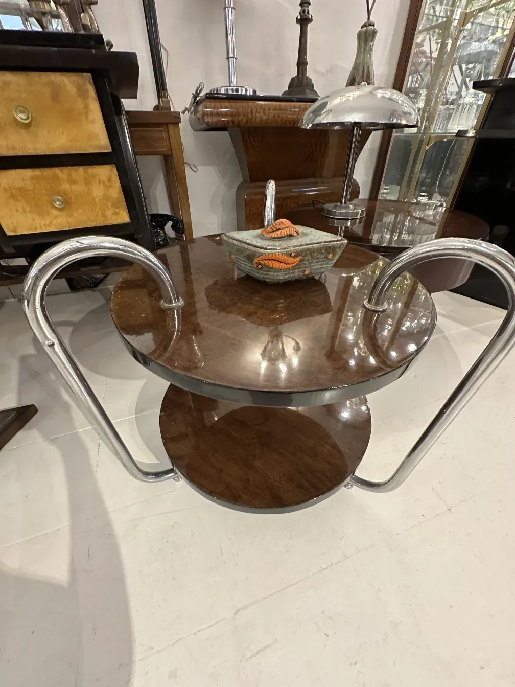 Ceramica antigua decorada con hojas en tonos naranja y marrón
