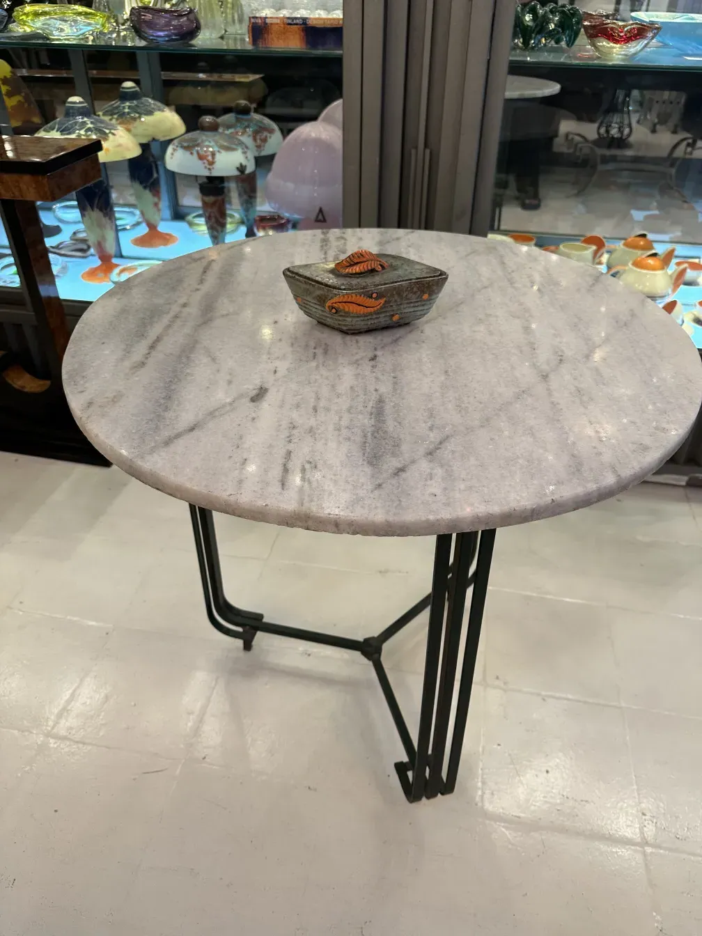 Antica ceramica decorata con foglie in tonalità di arancione e marrone