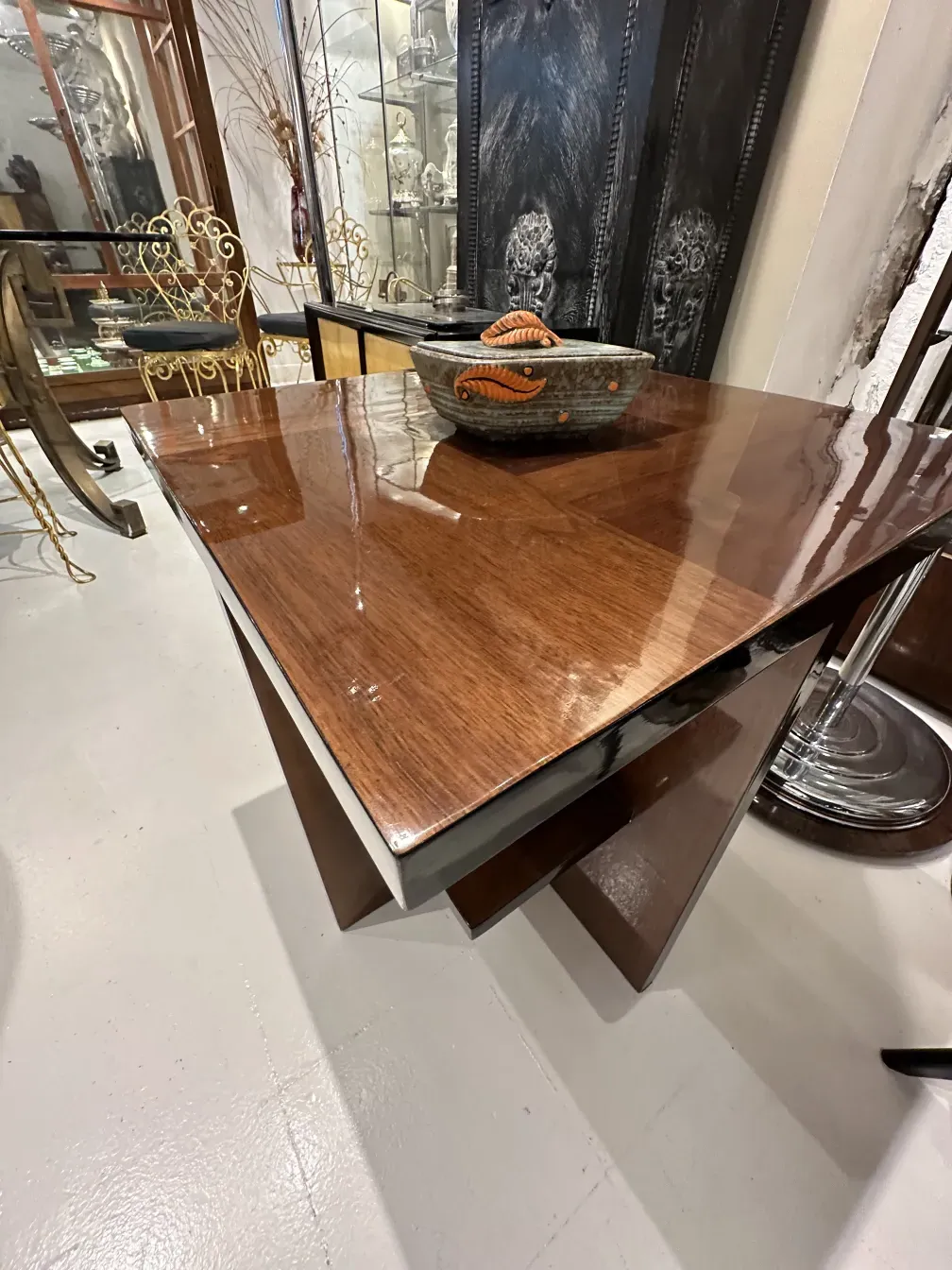 Ceramica antigua decorada con hojas en tonos naranja y marrón