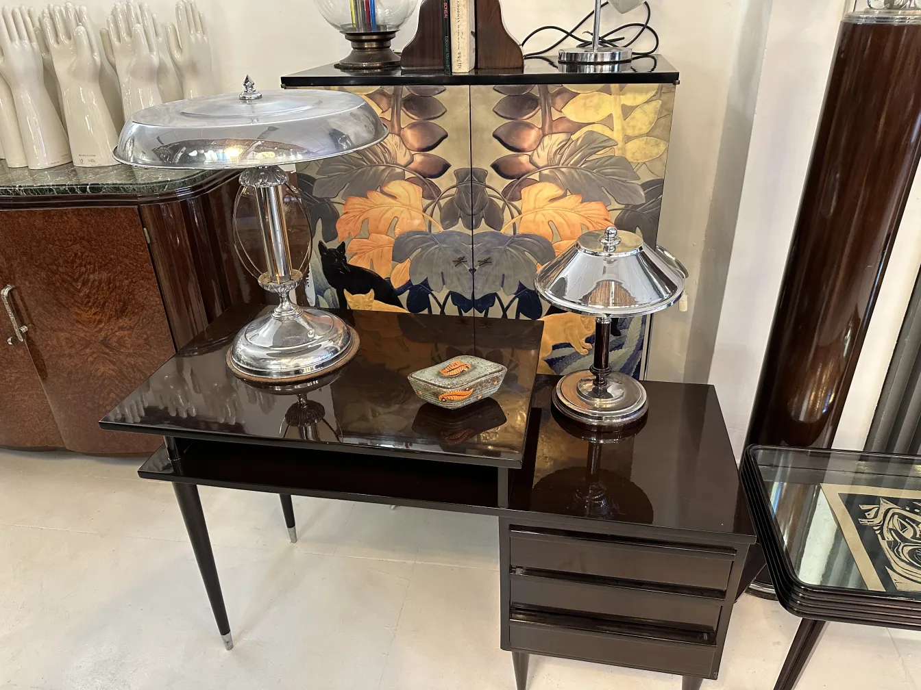 Ceramica antigua decorada con hojas en tonos naranja y marrón