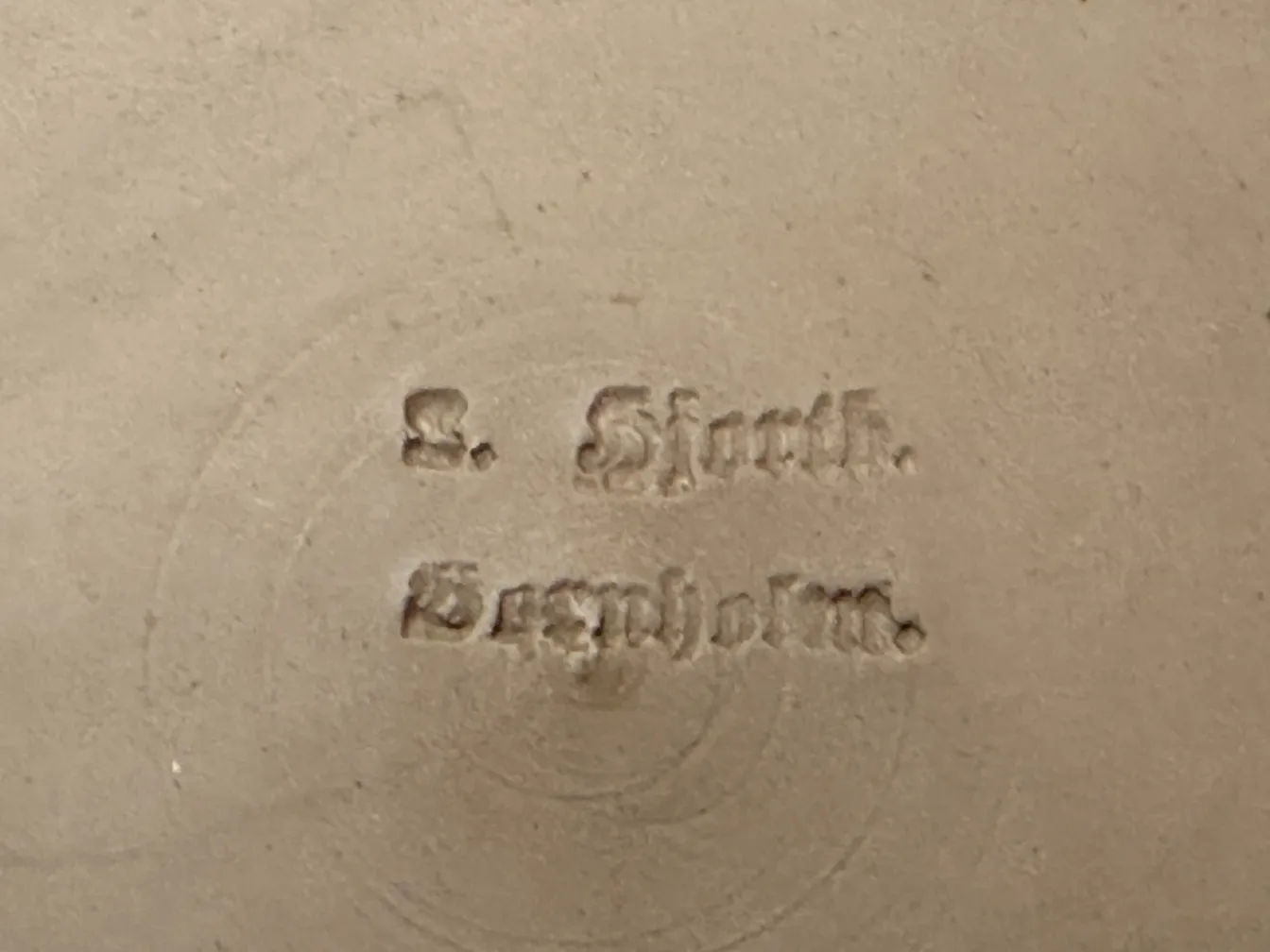 Detail einer antiken Keramik mit der Inschrift L. Hjorth Bornholm.