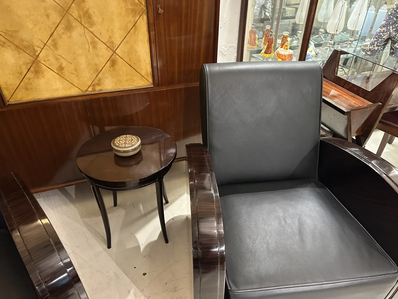 antiguo objeto de cerámica decorativa sobre mesa