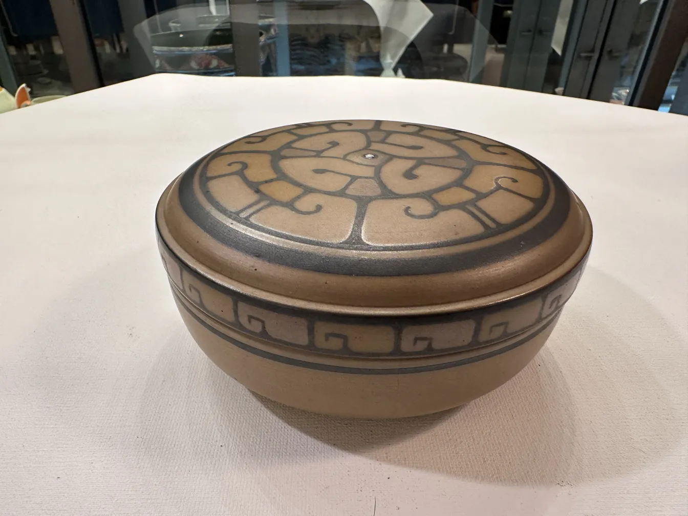 Sphère en céramique avec un motif en haut, cadre moderne.