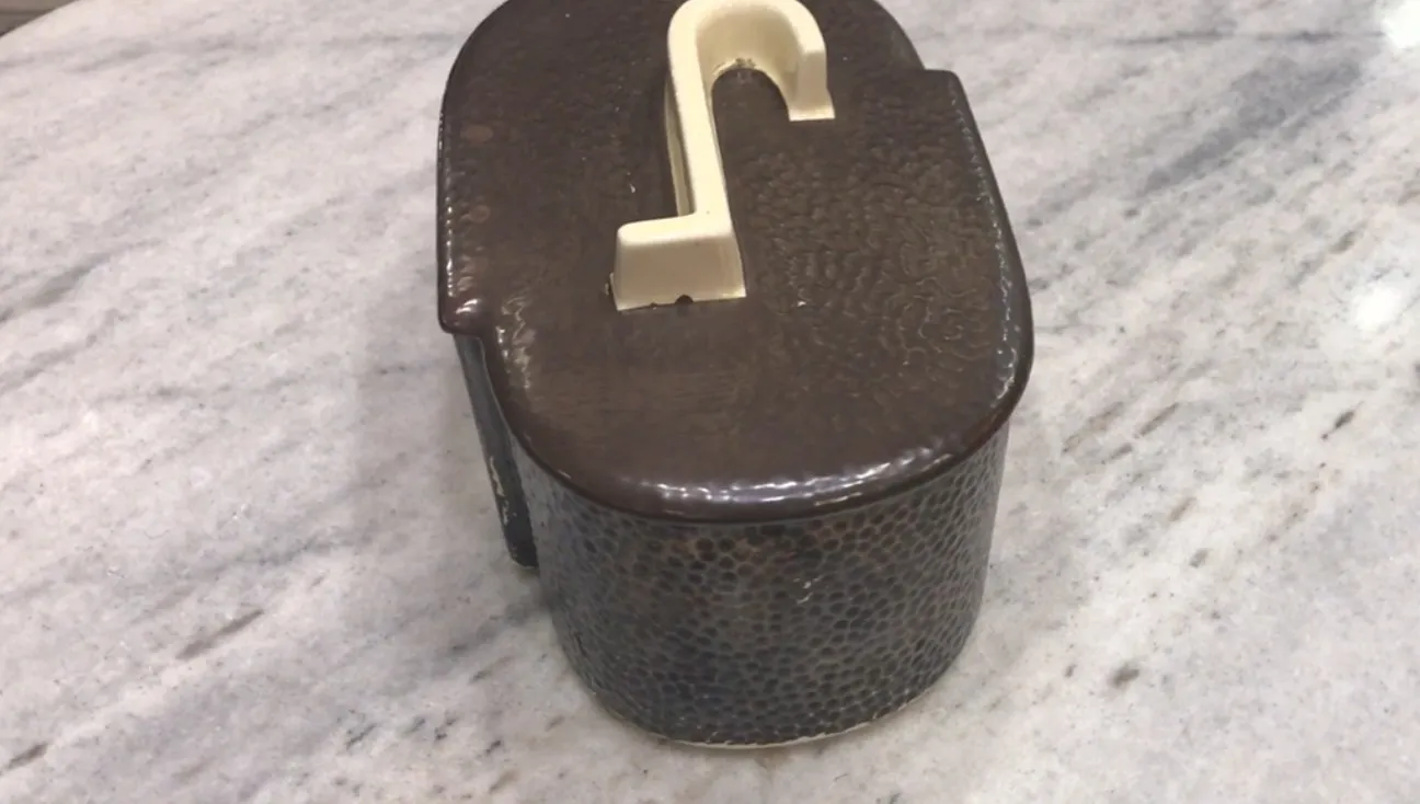 caja decorativa antigua con tapa clara en entorno elegante
