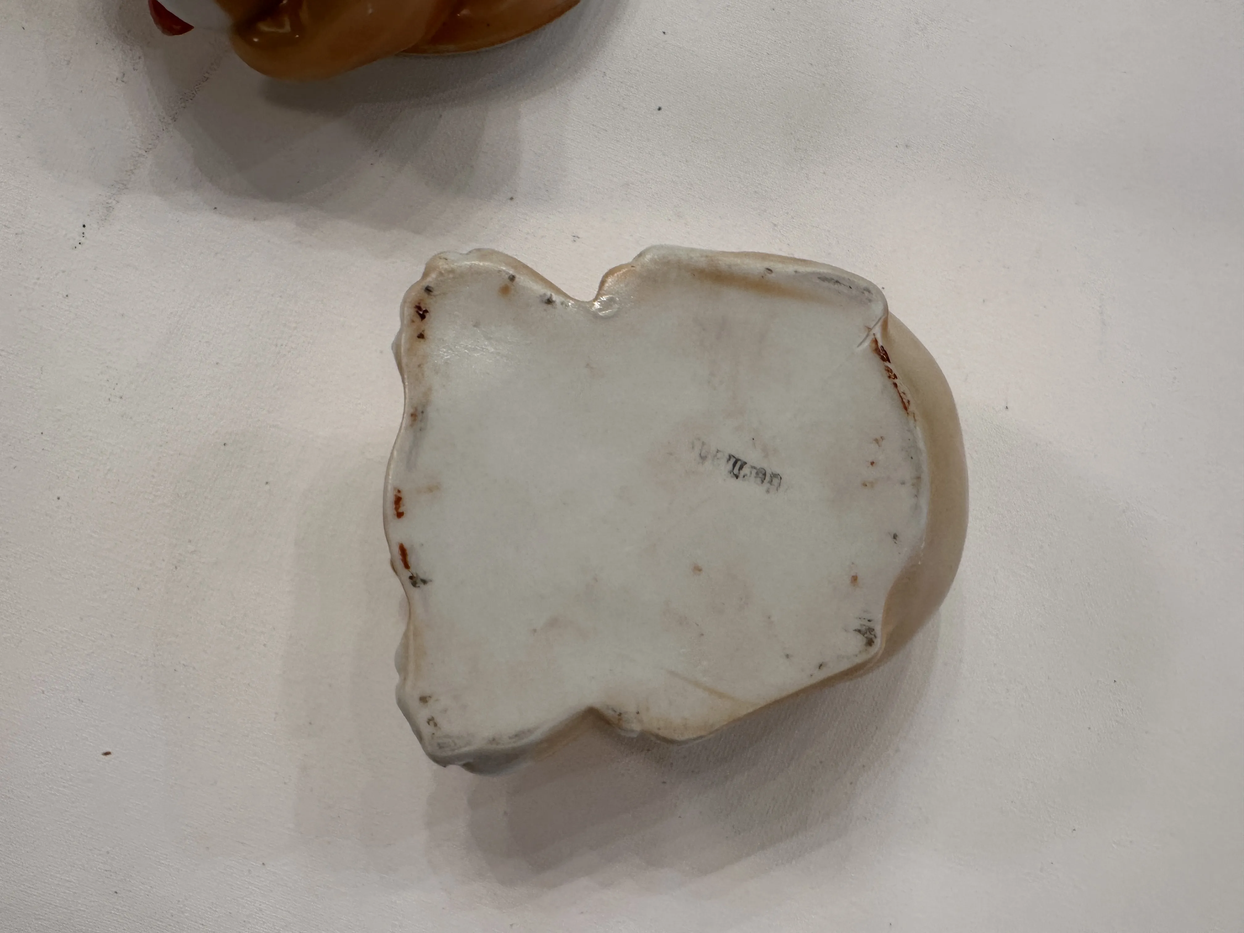 Base di ceramica antica con dettagli visibili