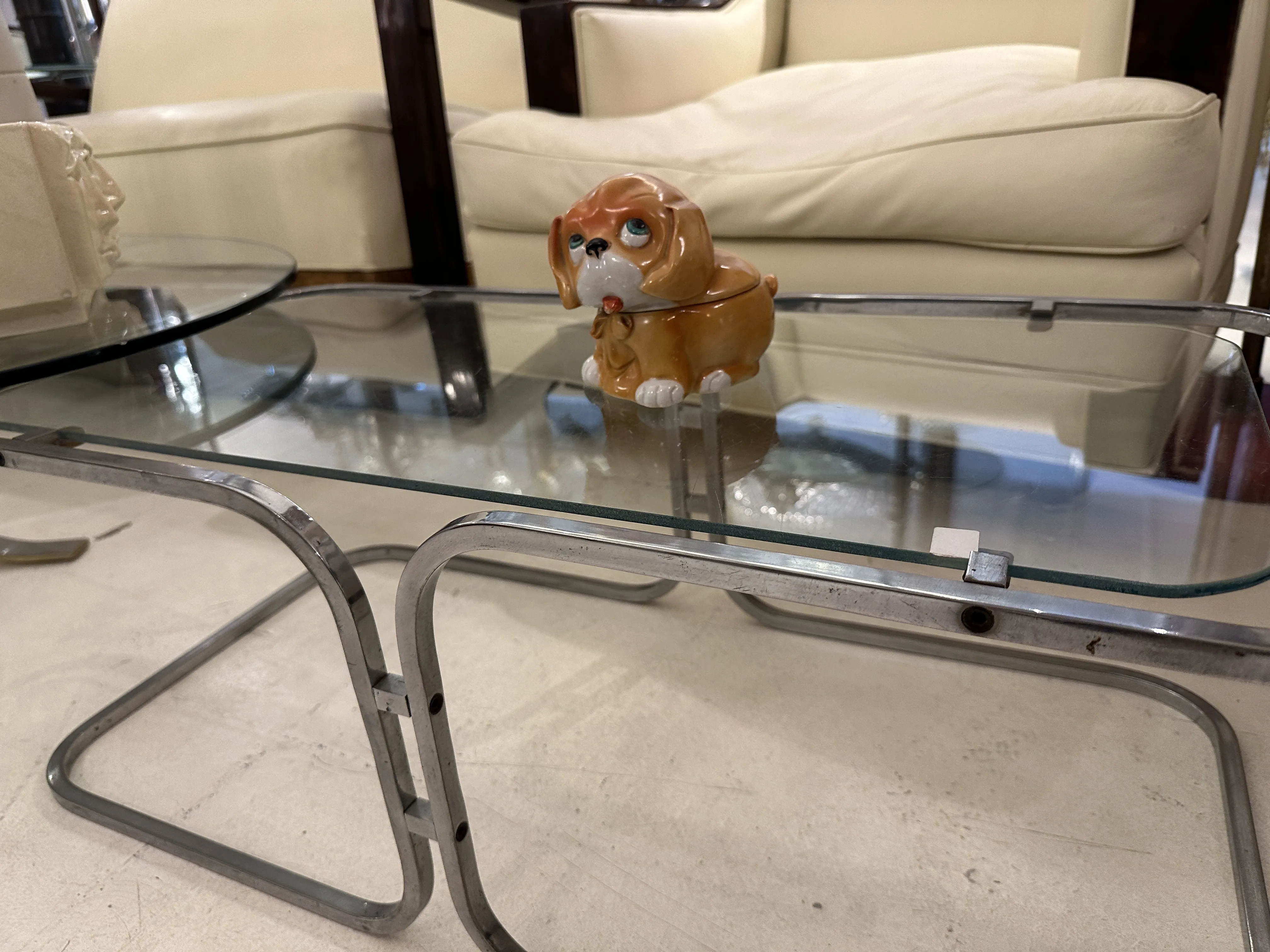 Figurinha de cachorro antiga em cerâmica, cor marrom com detalhes.
