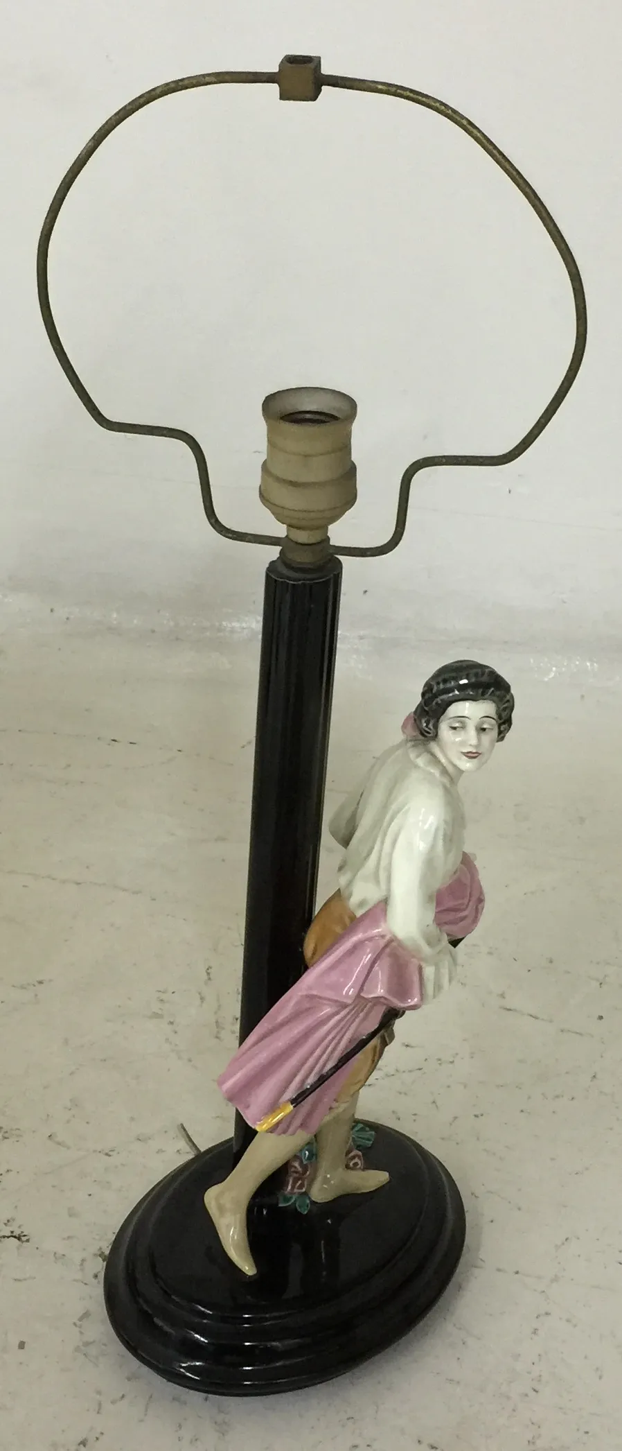 lampara de mesa antiga com figura decorativa keramos