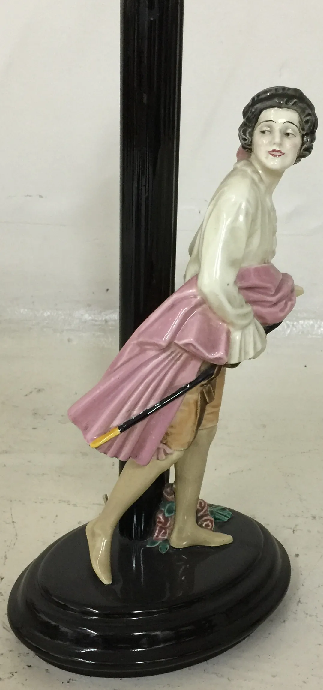 Lámpara de mesa antigua con figura de mujer en color claro y rosa sobre base negra