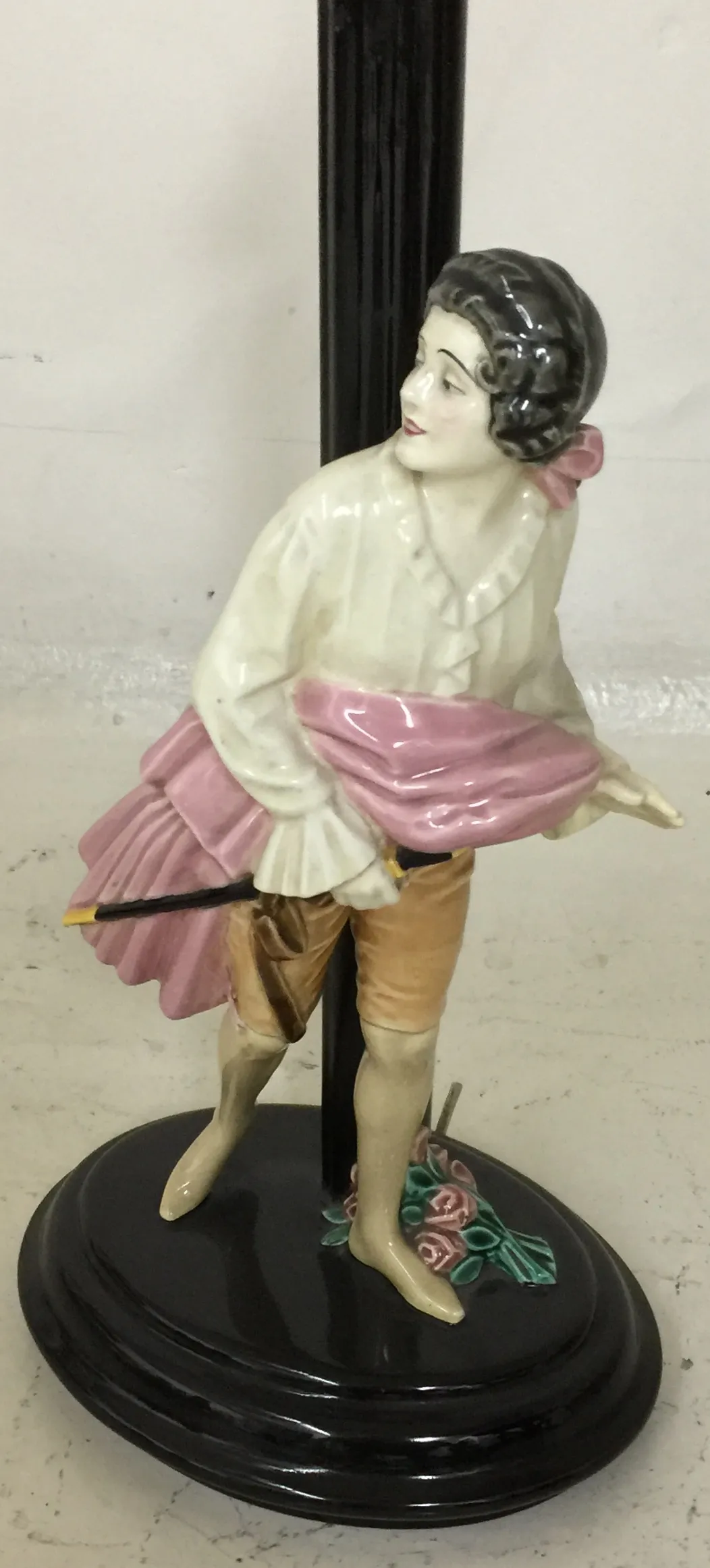 Lampe de bureau ancienne Keramos avec figurine rose et blanche, base noire.