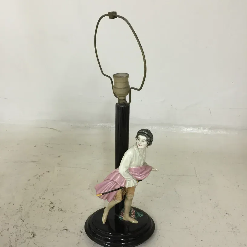 Antike Tischlampe Keramos mit dekorativer Figur und schwarzem Sockel