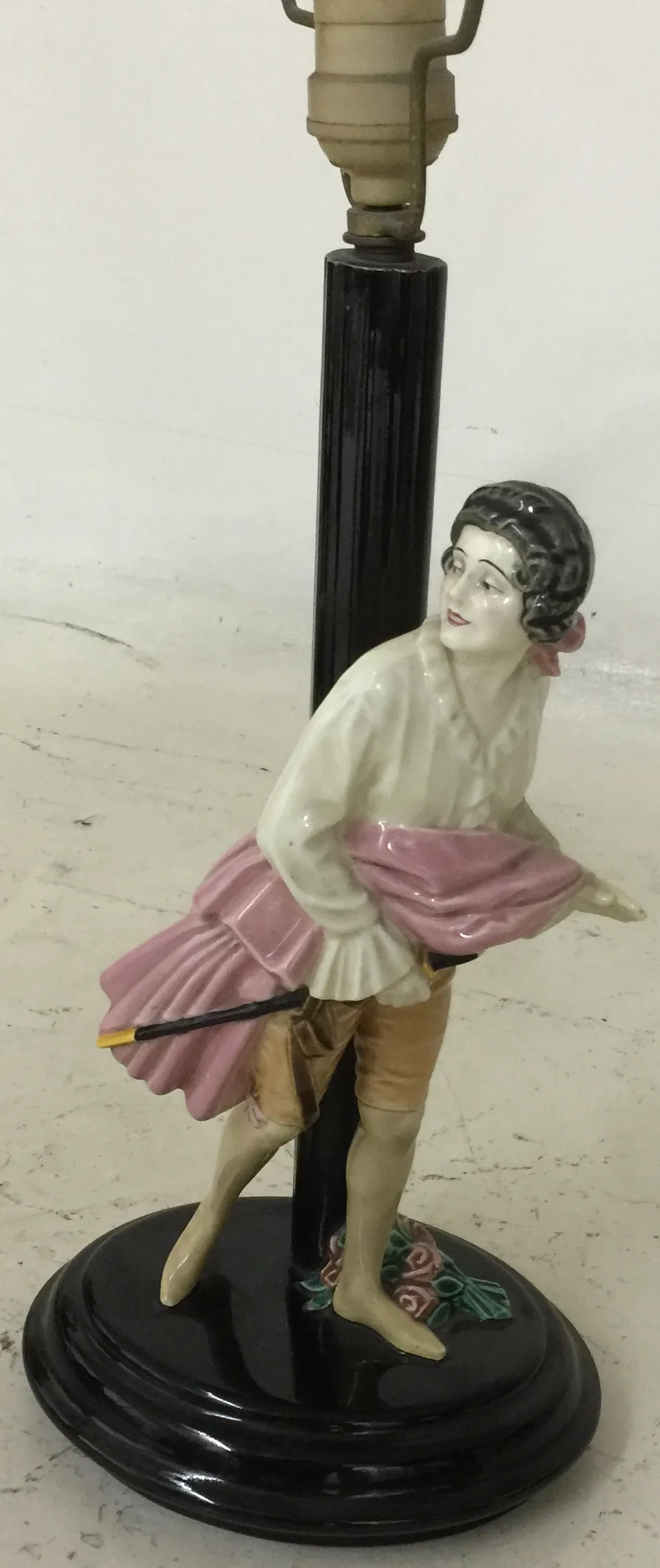 Lampada da tavolo antica Keramos con una figura decorativa di donna, base nera e dettagli floreali.