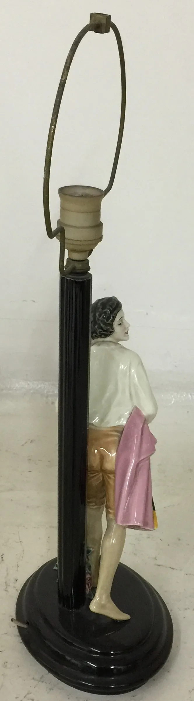 ancienne lampe de bureau avec figurine en céramique à la base, cadre neutre