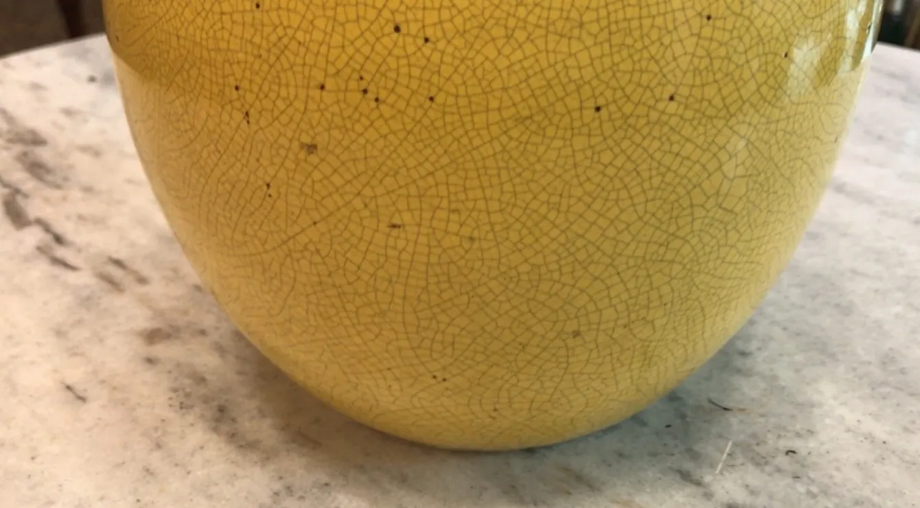lampara de mesa antigua con diseño art deco, color amarillo