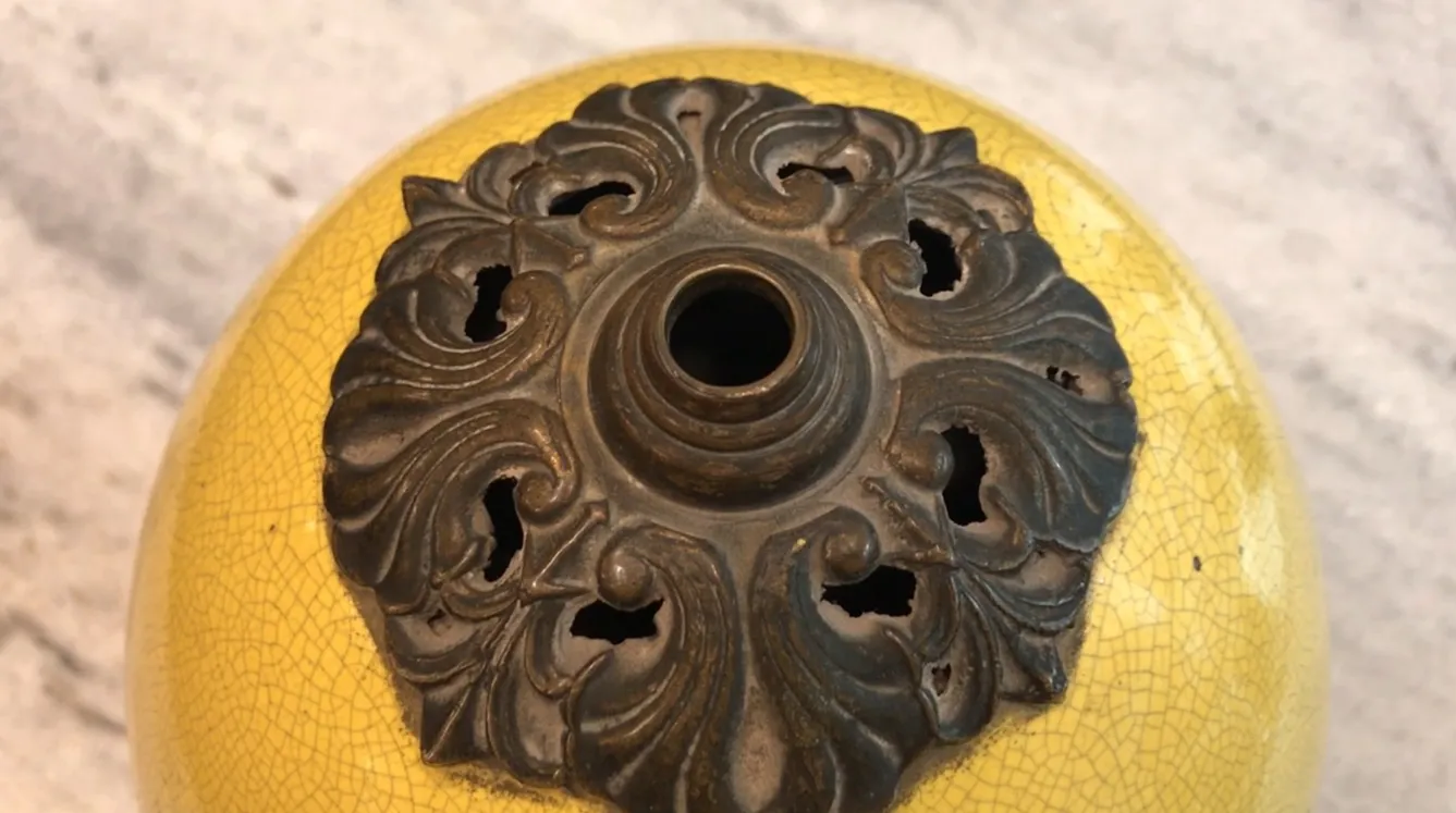 Antike Tischlampe im Art-déco-Stil mit dekorativen Details