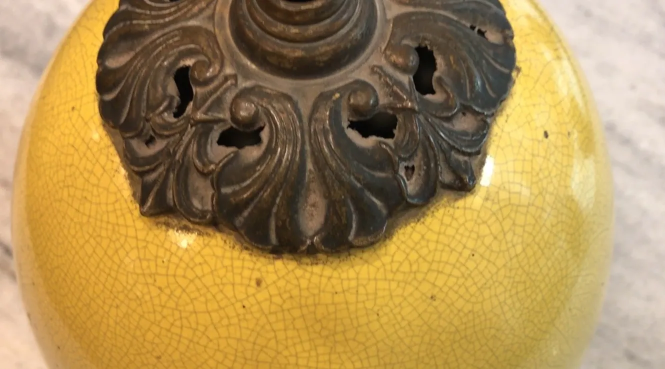 Antike Tischlampe in Gelb mit Art Deco-Details