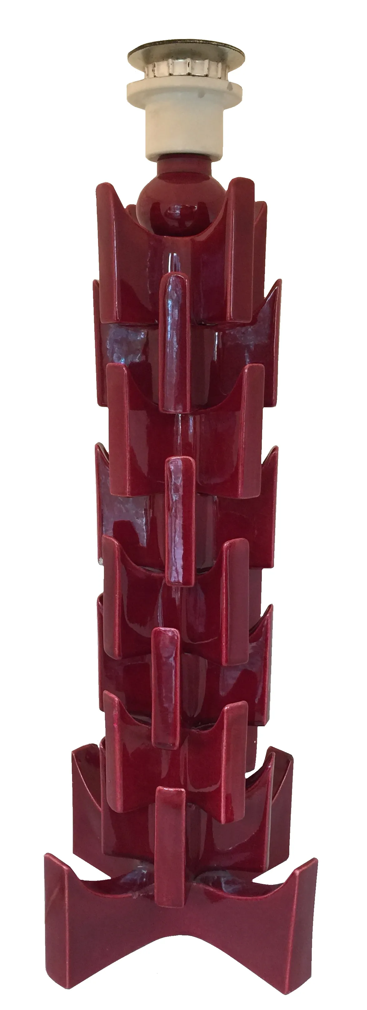 Antigua lámpara de mesa con diseño escultórico en rojo, ambiente acogedor.