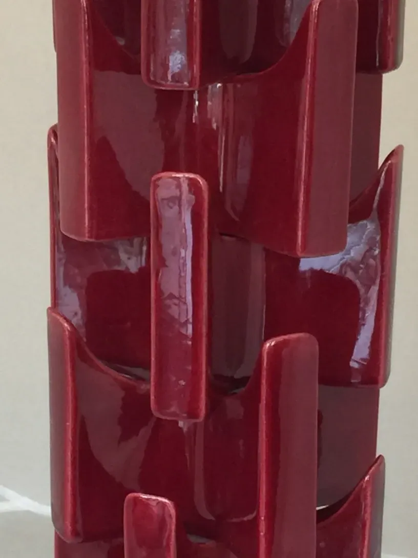 Lámpara de mesa antigua de cerámica roja con diseño elegante.