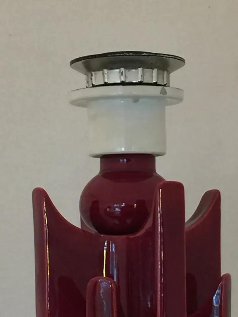 lampada da tavolo antica di colore rosso, design elegante e brillantezza