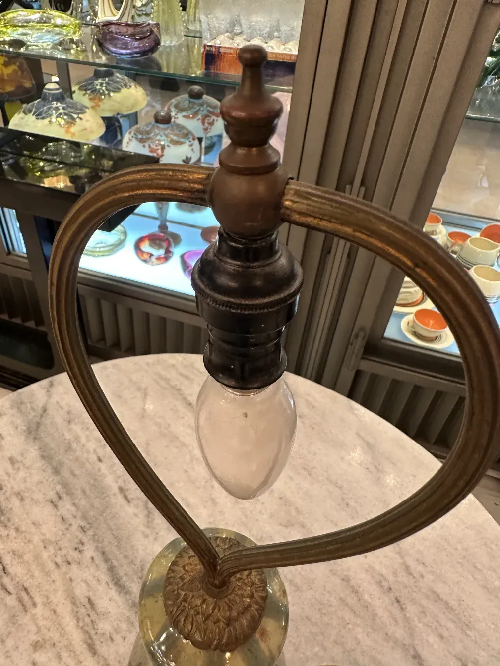 ancienne lampe de bureau avec un design unique dans elchinger fils soufflenheim alsace, fond de verres colorés