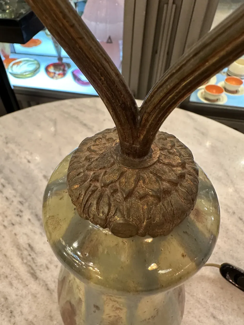오래된 테이블 램프, 장식적인 바닥과 복잡한 디자인이 있는 빈티지 분위기