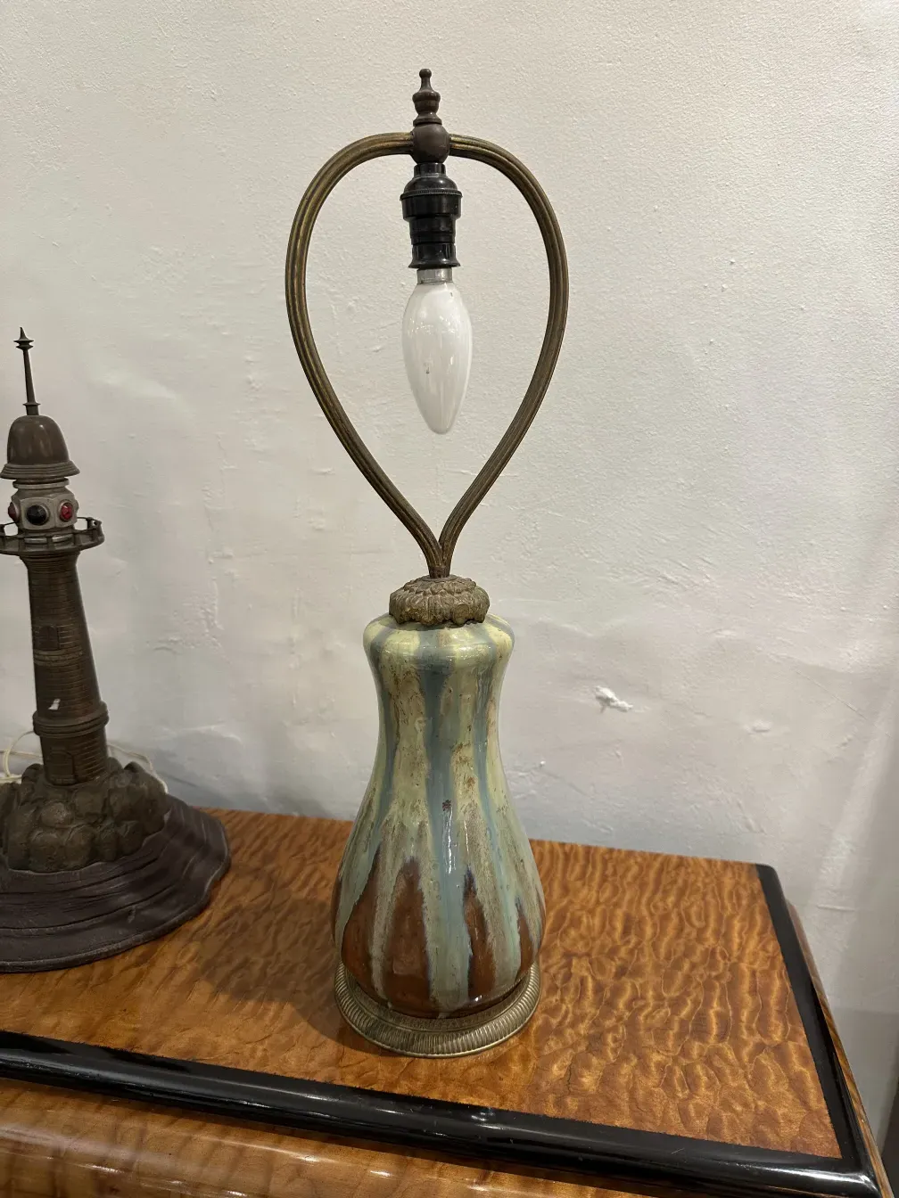 Lampe de bureau antique d'Elchinger Fils, avec un design distinctif et une forme élégante.